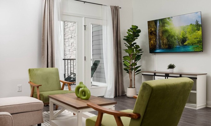 Whitestown Apartamento | 20 mins DT | Sleeps 3 | Opulent Suite Spacious Gym