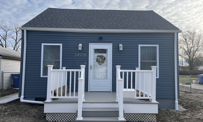 Warren Casa | 20 mins to dt Detroit, 4 miles to GM Tech Center, 15 mins to LK Saint Clair