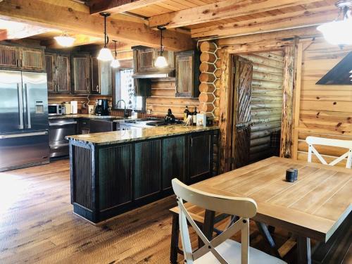 Island Park Casa | 20 Mins To Ynp-cabin-pet Friendly