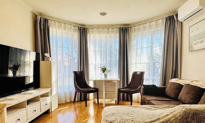 Laverton Apartamento | 20 minutes to Mel CBD! 2 BRs AirCon unit house with living kitchen parking.