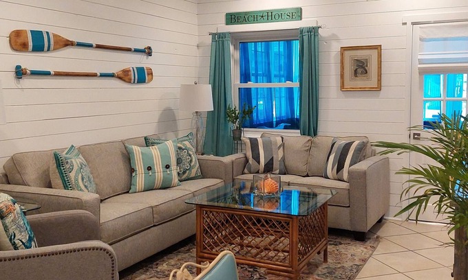 Crescent Beach Casa | BOOK NOW! 10% off!!! VINTAGE BEACH COTTAGE 5⭐️ 90sec WALK TO BEACH, Enjoy! 🐳