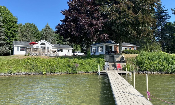 Lake Leelanau Cabaña | 200 pies de fachada de lago prístino y dos cabañas: una tarifa de alquiler