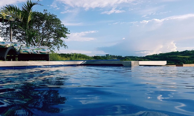 Neira Casa | Casa de vacaciones moderna de 200 m2, piscina desbordante, río natural. Kondo Grst. 1300 m2