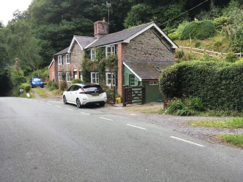 Llanidloes Casa | 200 year old Gardener's cottage, Mid Wales
