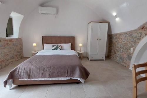 Pyrgou Dirou Casa | 200 year old 'Kamara Suite' with private garden