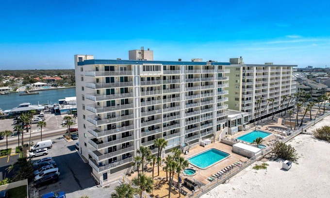 Indian Shores Condominio | 20002 Gulf Blvd, Penthouse 5