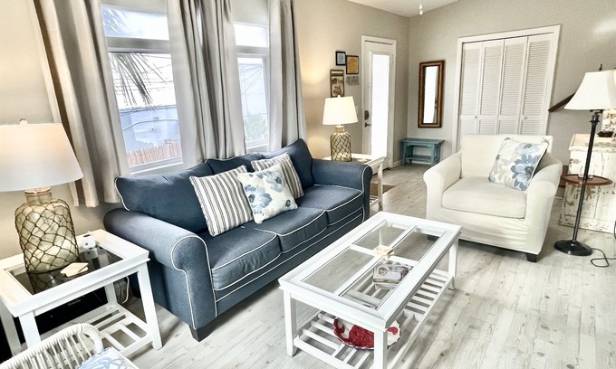 Isle of Palms Condominio | Sunset Overlook, 2Br / 1Ba, piscina, Se aceptan mascotas, a pie de playa, tiendas, restaurantes