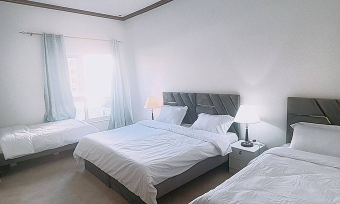 Al Muraqqabat Apartamento | 2015 Deluxe 15 minutes to Burj Khalifa by Metro