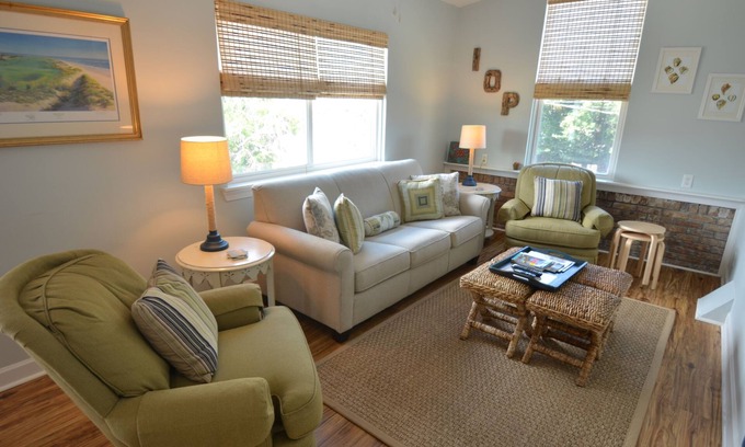 Isle of Palms Condominio | "Top O 'the Stairs" 2Br / 1Ba, perros bienvenidos. Recientemente remodelado