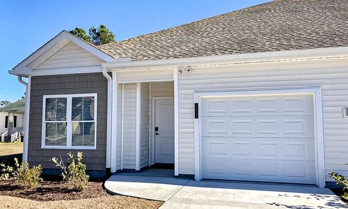 Myrtle Beach Casa | 2023 duplex near beach/golf with screened patio - dog-friendly