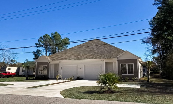Myrtle Beach Casa | 2023 duplex with screened patio - dog-friendly - near golf/beach
