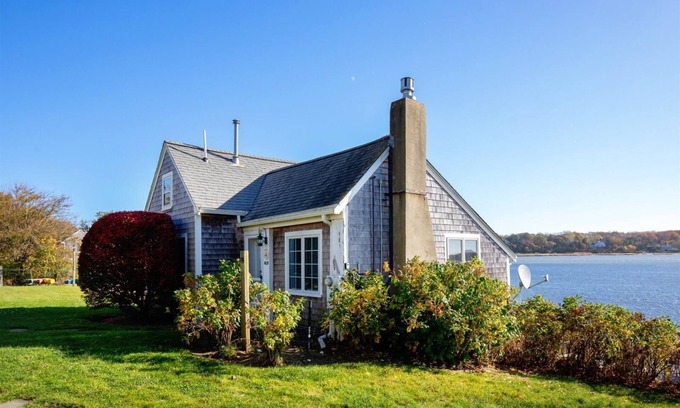 Orleans Cabaña | 2025 Bell Buoy: Adorable Cottage w/ Sparkling Town Cove Views, Pet Friendly!