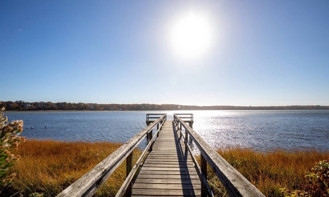 Eastham Cabaña | 2025 Topsail: Delightful Waterfront Cottage on Town Cove, Pet Friendly!