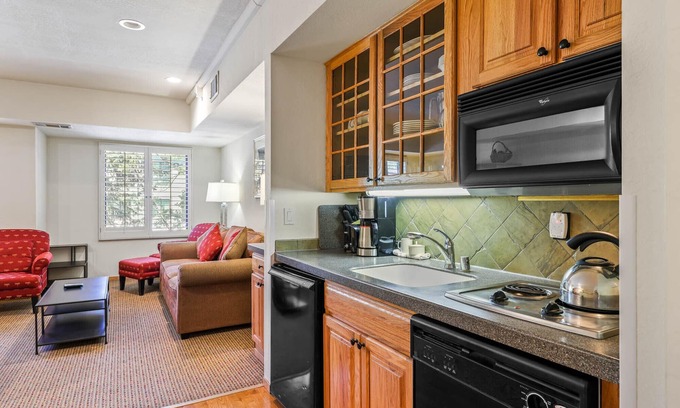 Olympic Valley Condominio | 203 | Open Studio – Soak & Chill w/ Pool Views