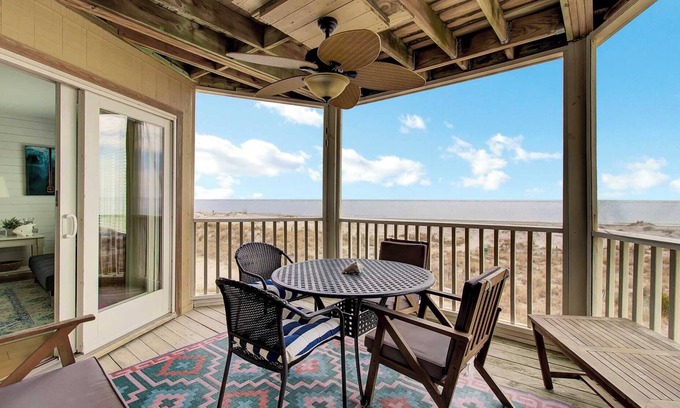 Isle of Palms Apartamento | 204 B Port O Call by Avantstay Beachfront Condo!
