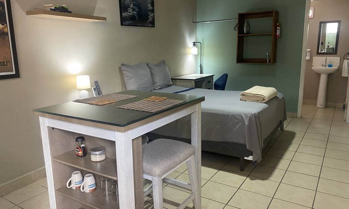 San Pedro Sula Apartamento | Mini Suite 1 habitación, 1 cama, 1 baño, cocineta, TV, ducha, A/C, Parqueo.