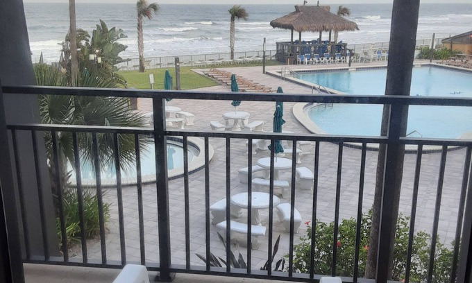 Bridgeport Heights Apartamento | Hawaiian Inn Studio Unit 209 Beach Front. Sleeps 4