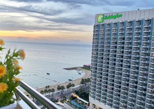 Pattaya Bay Apartamento | 20FL Beach Front Huge 1-Bed Condo Next to 5-Star Hotels