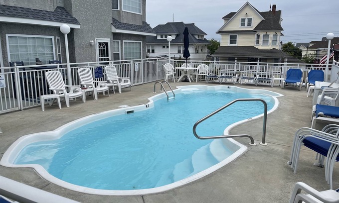 Cape May - Wildwood Casa | 2100ft Townhouse Heated Pool 5 beds 2.5 bathrooms Nth Wildwood 1.5 blk to beach
