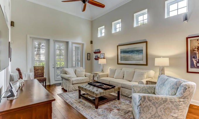 American Beach Casa | ¡Casa de pueblo prístina y bellamente decorada con solo un corto paseo a la playa!