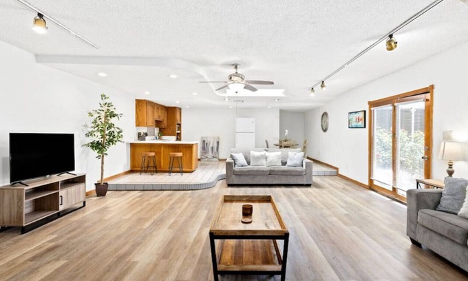 Bakersfield Casa | 2134 Sacramento, Unit B (Back House) · Spacious 1BR House in Bakersfield