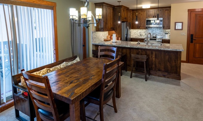 Salt Lake Mountain Resorts Condominio | 2215 - Two Bedroom Standard Eagle Springs East by RedAwning