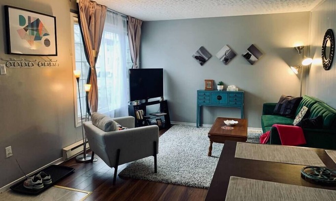North End Apartamento | 225 Cozy Work From Home Ready - 2 Bed w/ Backyard