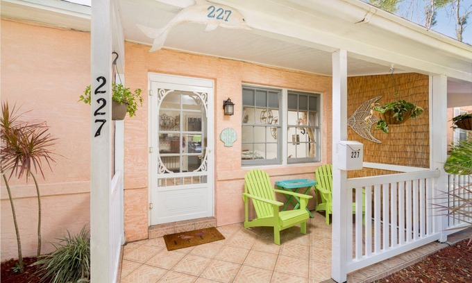 Cocoa Beach Cabaña | Cocoa Beach Stay Downtown Cottage en Space Coast, ¡camina hacia la playa!
