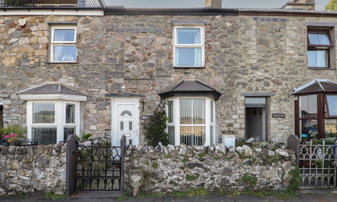 Y Felinheli Cabaña | 23 BEACH ROAD, pet friendly, country holiday cottage in Y Felinheli