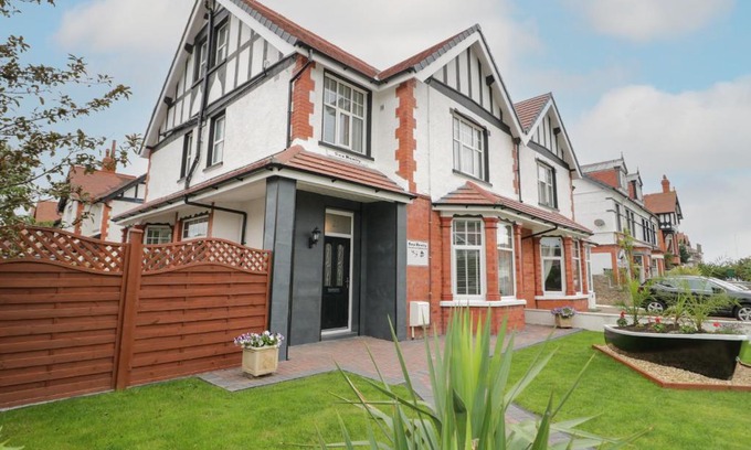 Llandudno Casa | 23 Carmen Sylva Road