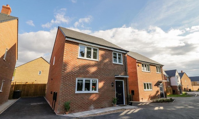 Exhall Casa | 23 Moat House Close