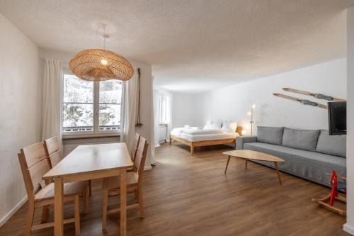 Vulpera Apartamento | 2302 Charmante 2,5-Zimmer-Wohnung mit Suedbalkon und stilvoller Einrichtung