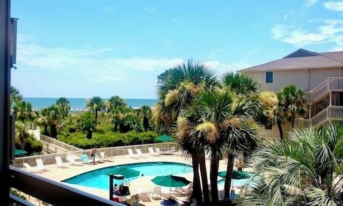 North Forest Beach Condominio | Interruptores # 232: cama tamaño king, dos televisores planos, decoración elegante