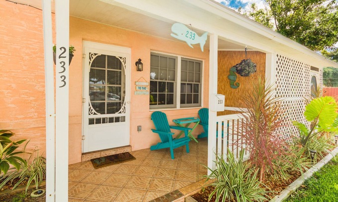 Cocoa Beach Cabaña | Cocoa Beach Stay - Downtown Cottage 233 on the Spacecoast- ¡Camina a la playa!
