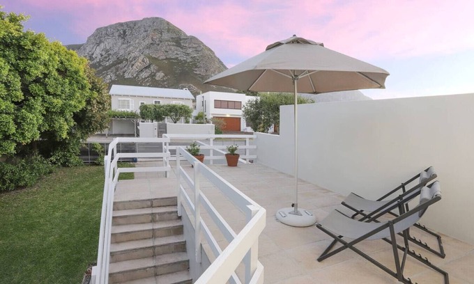 Voelklip Casa | 235 on Tenth - pet friendly near Grotto beach