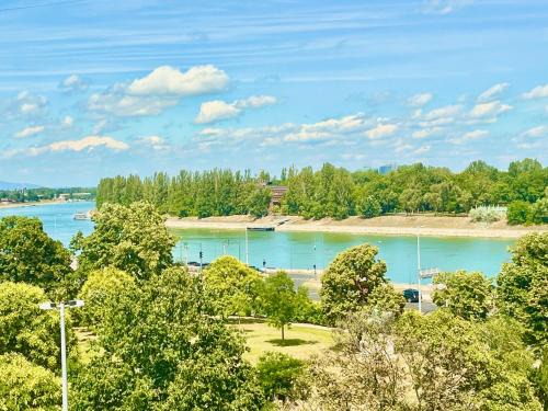 Felheviz Apartamento | 23ppl Central LUX Danube 180 degree View, AC in 7BR 5BA