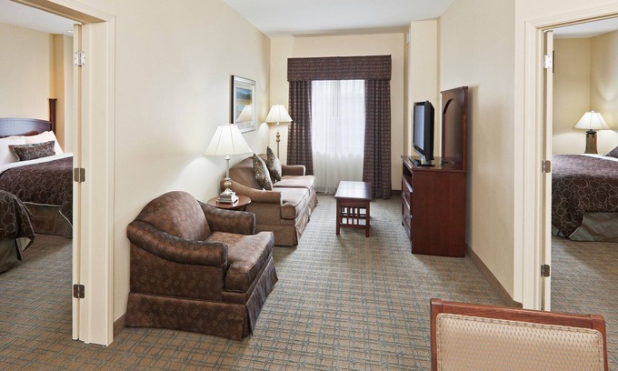 Central Oklahoma City Condominio | 24 Hour Fitness Center | Free Breakfast + Heated Saltwater Pool