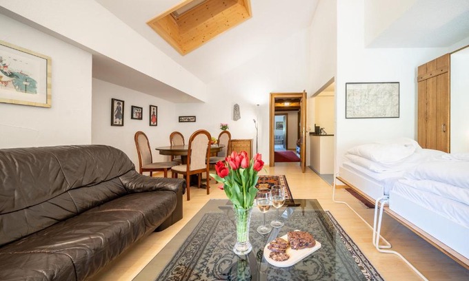 Vulpera Apartamento | 2403 Charmante Dachwohnung mit hohen Decken und Suedbalkon