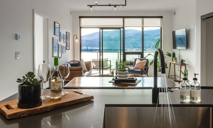 Downtown Kelowna Apartamento | 24th Floor Panoramic Penthouse in DT Kelowna With Amazing Views; Huge, Brand-new