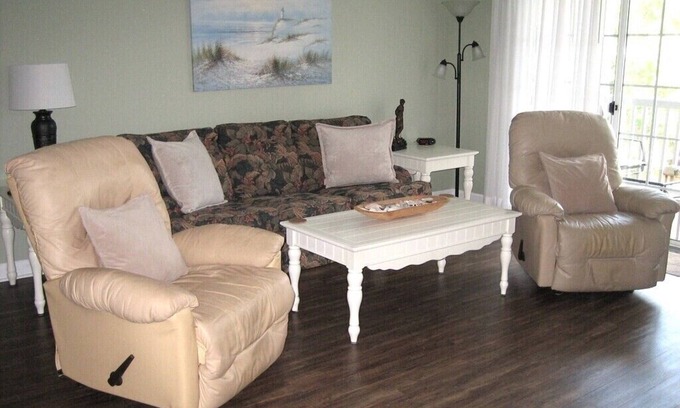 North Myrtle Beach Condominio | Gorgeous Barefoot Resort 2BR / 2BA condominio de segundo nivel, tarifas bajas, vista al campo de golf