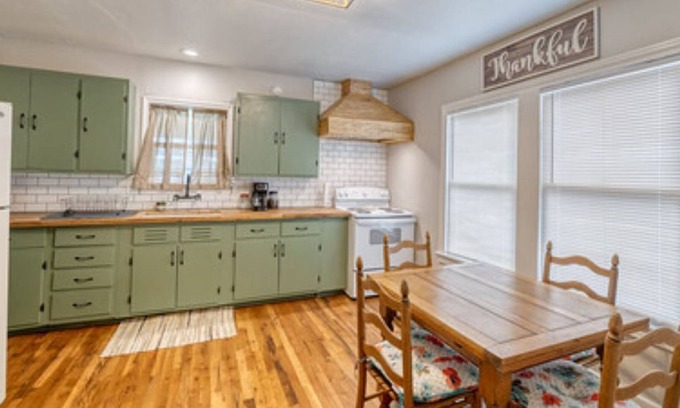 Uvalde Casa | 25 min to concan! Newly remodeled farmhouse in downtown Uvalde.