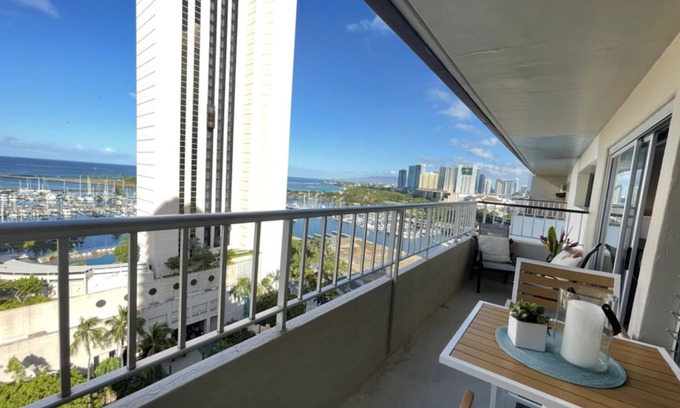 Waikiki Condominio | 25% Off Monthly Stays! Top-Floor Waikiki Retreat -Ocean Views + Parking