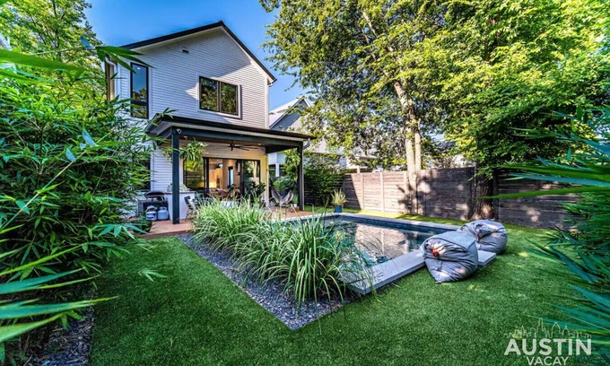 Holly Apartamento | 4BR/3BA Home w/ Plunge Pool & Patio ✦ Parking & Tesla Charger ✦ Walk to Downtown