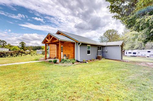 Hendersonville Casa | 254 & 256 Hoots Hideaway Cottage & Hoots Log Cabin - Full Property