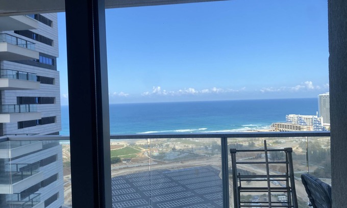 Bat Yam Apartamento | 26th floor 4-bedroom apt in the center with AC, fitness room, 24/7 security