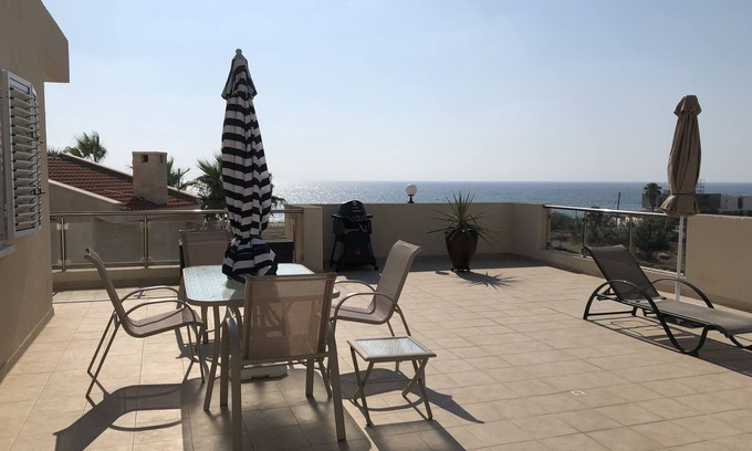 Paphos Apartamento | FABULOSAS VISTAS, WIFI, ÁTICO DE DOS DORMITORIOS! GRAN BALCON, VISTAS AL SOL