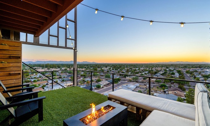 New Northtown Condominio | 270° City/Mountain views!