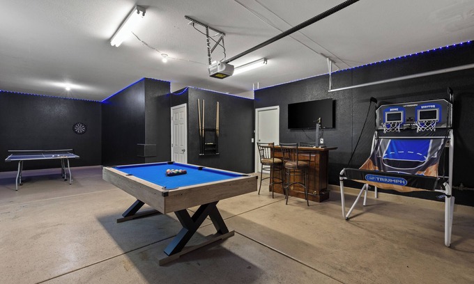 North Las Vegas Casa | 2700sqft/Heated Pool, Hot Tub. 15min to Strip!