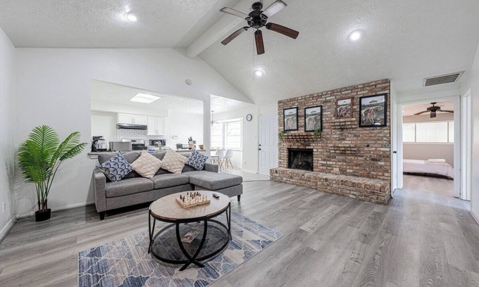Spring Branch Central Casa | 2710 Y1 cozy near IKEA Downtown Zoo