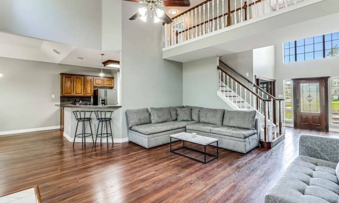 South Side Casa | 277) Luxury Home- fenced back yard + 5 bedrooms!